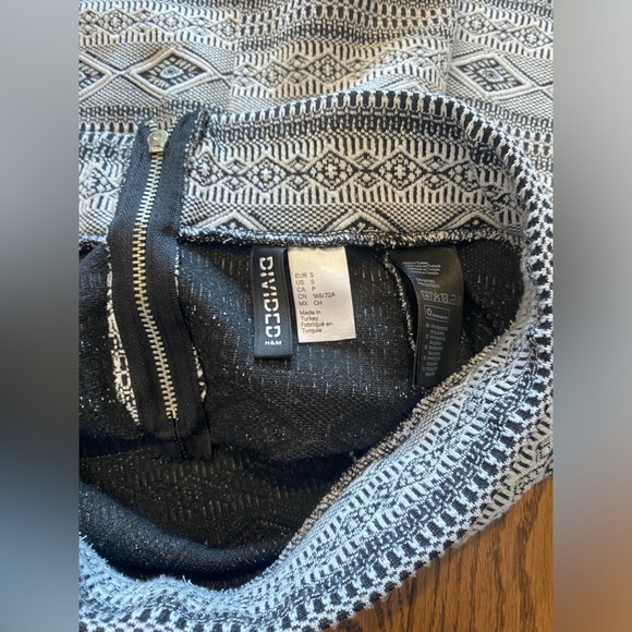 Women’s Pattern Skirt - Picture 2 of 3